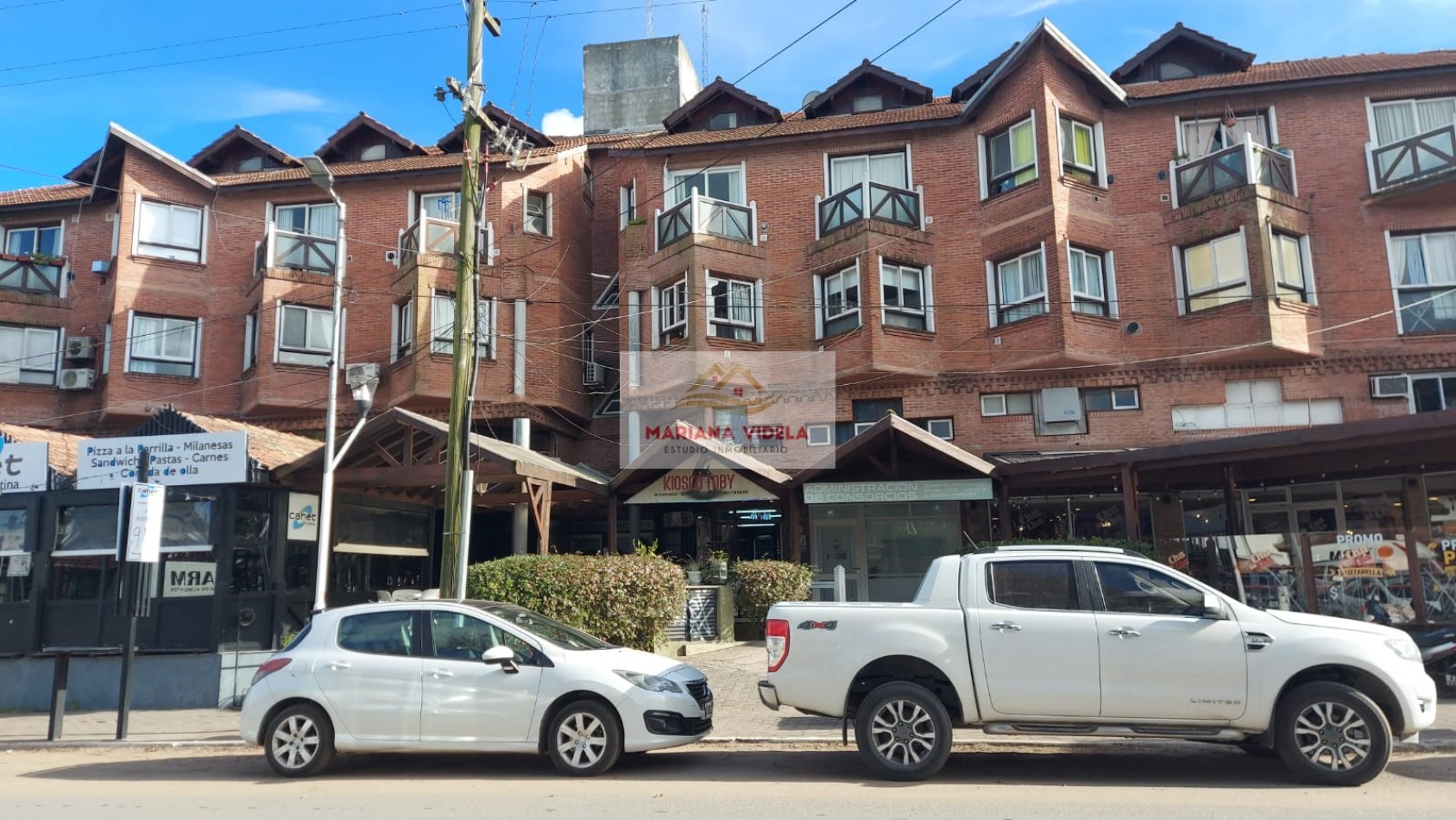 Departamento en venta en Pinamar con cochera, pleno centro administrativo.