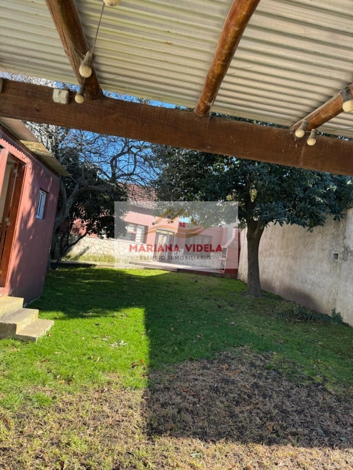 CASA/CHALET DE 3 AMBIENTES CON PARQUE, GARAJE Y GALPON. APTO CREDITO EN COLINAS DE PERALTA RAMOS. Mar del Plata