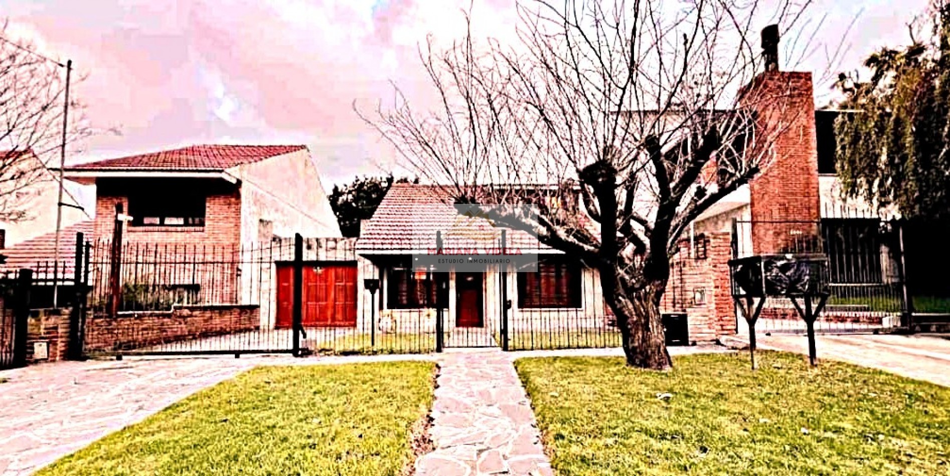 CASA/CHALET DE 3 AMBIENTES CON PARQUE, GARAJE Y GALPON. APTO CREDITO EN COLINAS DE PERALTA RAMOS. Mar del Plata
