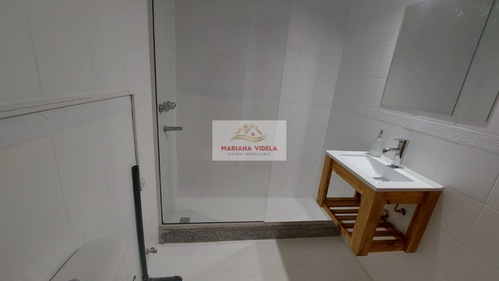 Departamento en venta en Pinamar con cochera, pleno centro administrativo.