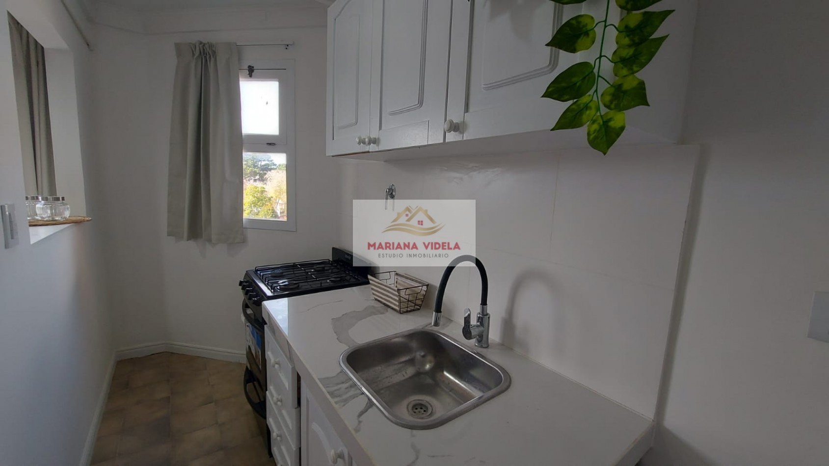 Departamento en venta en Pinamar con cochera, pleno centro administrativo.