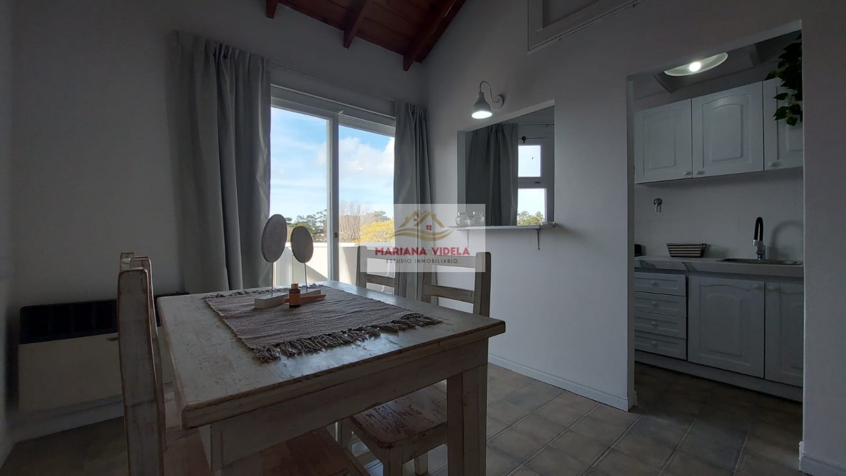 Departamento en venta en Pinamar con cochera, pleno centro administrativo.