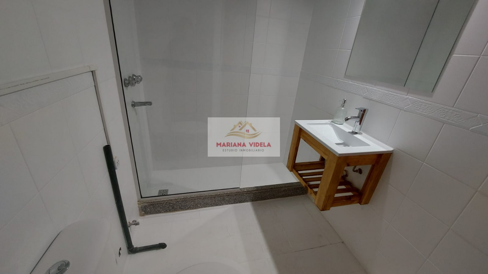 Departamento en venta en Pinamar con cochera, pleno centro administrativo.