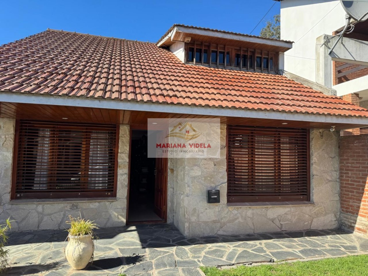 CASA/CHALET DE 3 AMBIENTES CON PARQUE, GARAJE Y GALPON. APTO CREDITO EN COLINAS DE PERALTA RAMOS. Mar del Plata