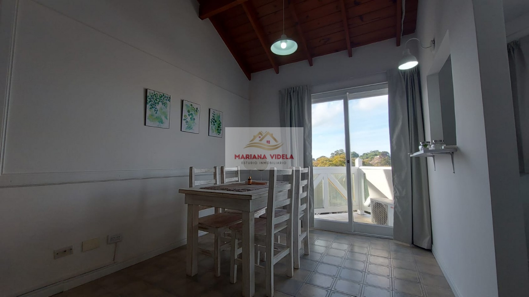 Departamento en venta en Pinamar con cochera, pleno centro administrativo.
