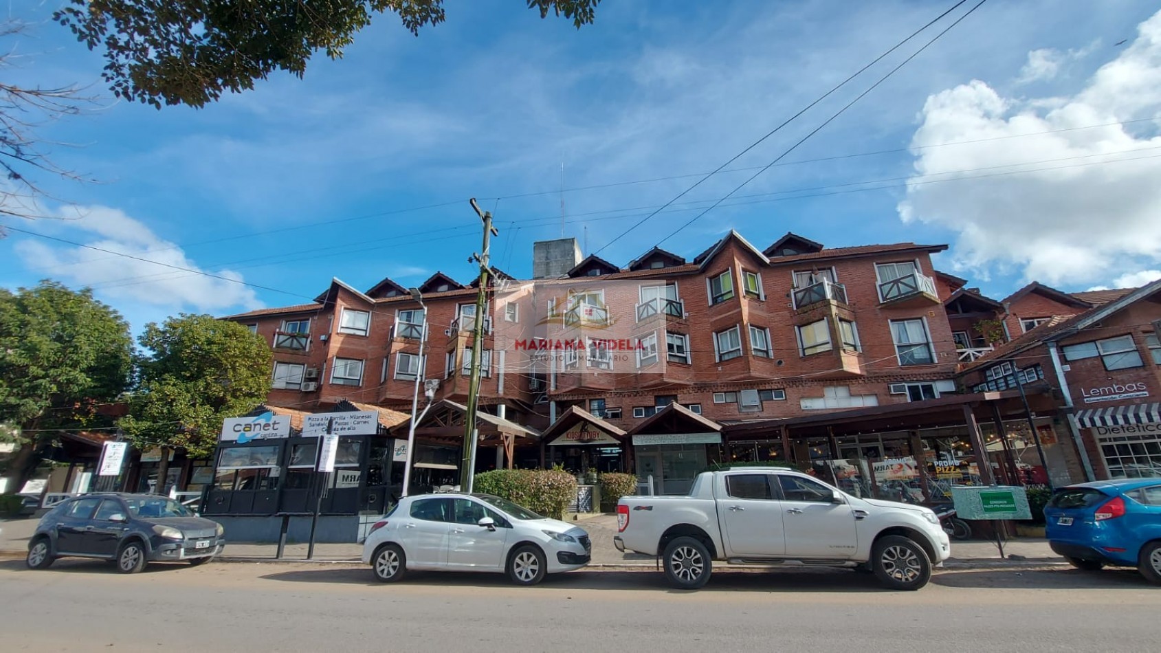 Departamento en venta en Pinamar con cochera, pleno centro administrativo.
