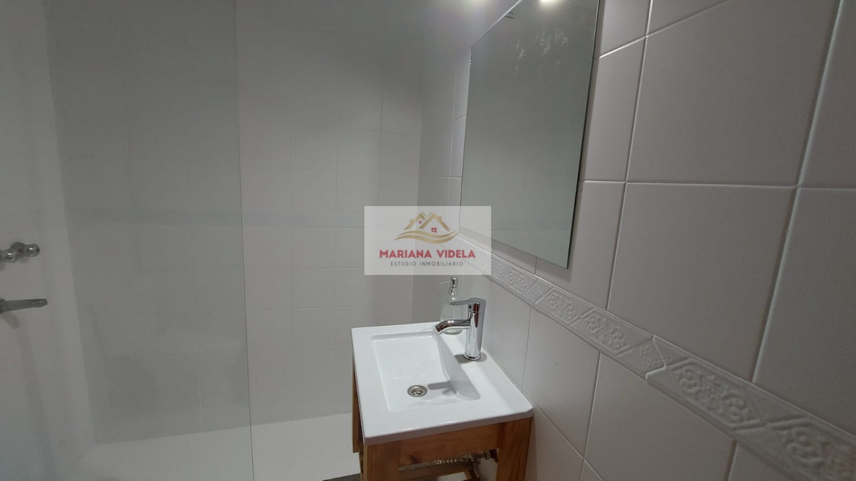 Departamento en venta en Pinamar con cochera, pleno centro administrativo.