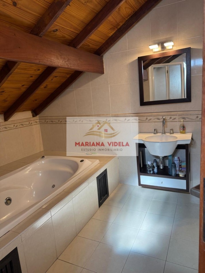 CASA/CHALET DE 3 AMBIENTES CON PARQUE, GARAJE Y GALPON. APTO CREDITO EN COLINAS DE PERALTA RAMOS. Mar del Plata