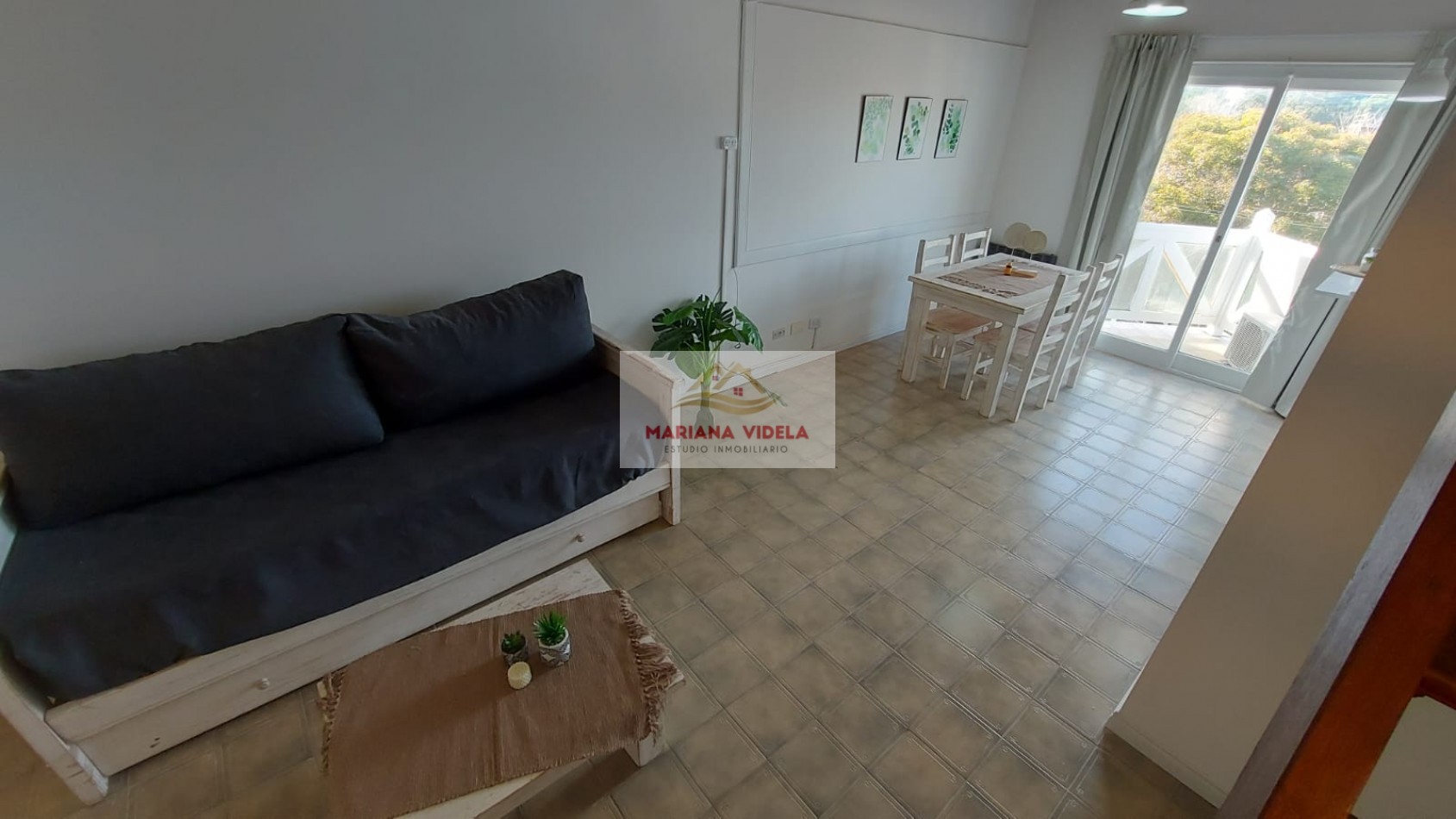 Departamento en venta en Pinamar con cochera, pleno centro administrativo.