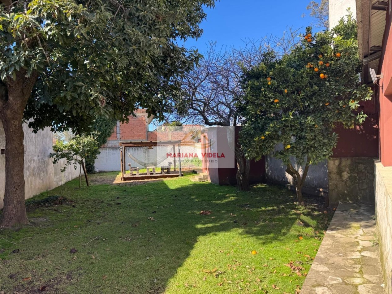 CASA/CHALET DE 3 AMBIENTES CON PARQUE, GARAJE Y GALPON. APTO CREDITO EN COLINAS DE PERALTA RAMOS. Mar del Plata