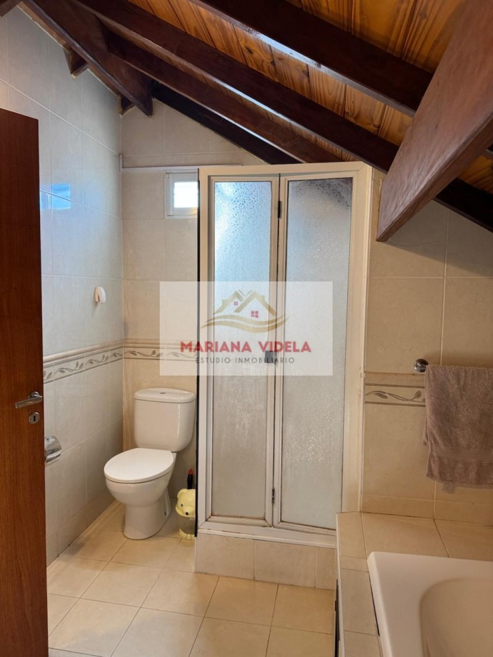 CASA/CHALET DE 3 AMBIENTES CON PARQUE, GARAJE Y GALPON. APTO CREDITO EN COLINAS DE PERALTA RAMOS. Mar del Plata