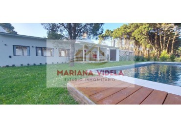 Casa en venta en Pinamar . Barrio Pioneros. Equipada y amoblada!
