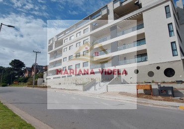 Departamento en alquiler. Contrato 12 meses. Pinamar, a dos cuadras del mar.