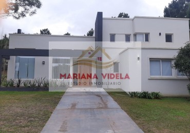 Casa en venta en Barrio Privado  La Herradura. Pinamar.