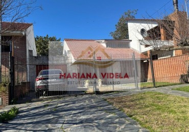 CASA/CHALET DE 3 AMBIENTES CON PARQUE, GARAJE Y GALPON. APTO CREDITO EN COLINAS DE PERALTA RAMOS. Mar del Plata