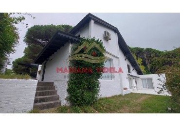 Casa en venta en Zona Golf de Pinamar. 