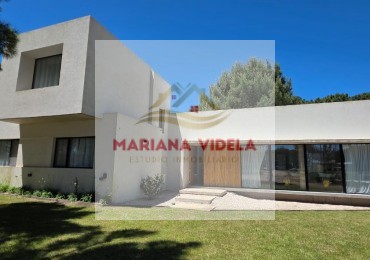 Casa en venta en Pinamar . Barrio Pioneros. Equipada y amoblada