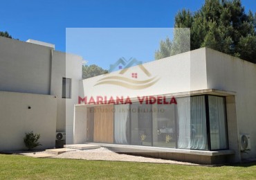 Casa en venta en Pinamar . Barrio Pioneros. Equipada y amoblada