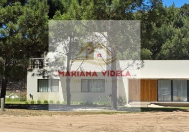 Casa en venta en Pinamar . Barrio Pioneros. Equipada y amoblada