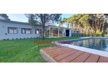 Casa en venta en Pinamar "LA BLANCA".  Barrio Pioneros. 