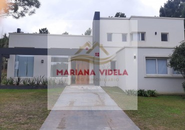 Casa en venta en Barrio Privado  La Herradura. Pinamar.
