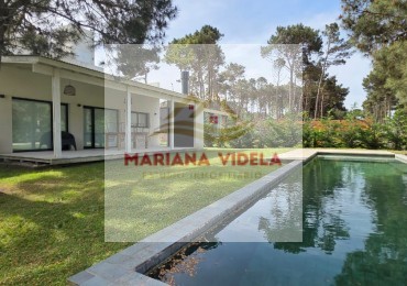Casa en venta en Pinamar . Barrio Pioneros. Equipada y amoblada. Barrio cerrado.