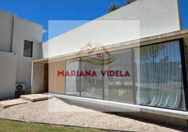 Casa en venta en Pinamar . Barrio Pioneros. Equipada y amoblada